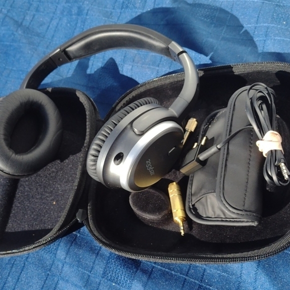 233621 Wireless Headphones - Black and Silver NWOT - Picture 1 of 2